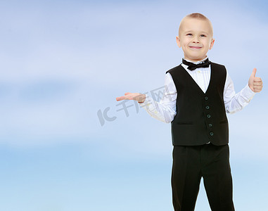 穿着黑色西装打领带的时髦小男孩。
