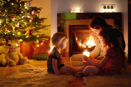 圣诞节在壁炉旁的幸福家庭