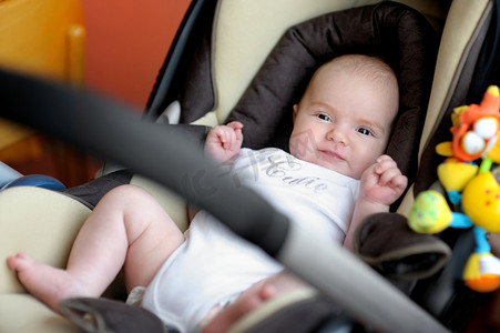 两个月大的婴儿坐在汽车座椅上