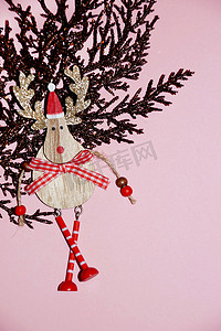 棕色镀金树枝和戴着圣诞帽的鹿，粉红色背景，圣诞节空白