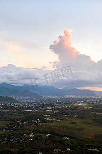 毛里求斯岛毛里求斯岛日落城市和山脉的顶视图