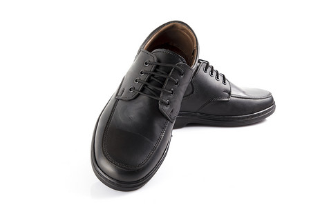 一双白色背景的黑色皮鞋，孤立的产品。