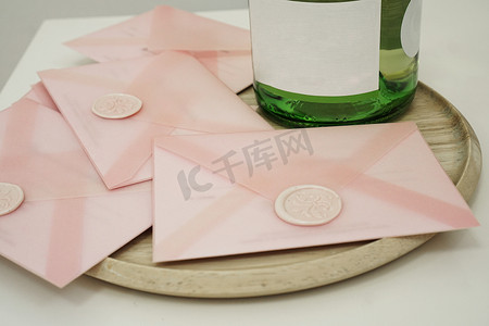 粉色信封里的礼券。