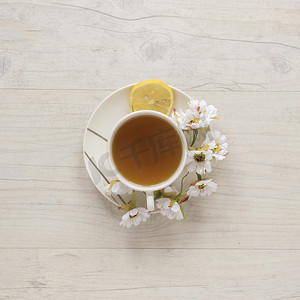 俯视柠檬茶杯与鲜花柠檬碟。