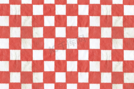 红色和白色方格方格纸、蜡纸食品篮内衬的特写。