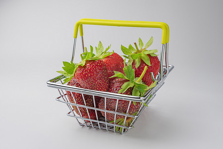 超市篮子里的草莓特写在白色背景
