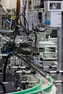 自动化控制摄影照片_正在工作的塑料工业机器的图片。