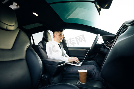 自动化控制摄影照片_自动驾驶电动汽车自动驾驶仪要求驾驶员集中注意力握住方向盘并在高速公路上进行控制。