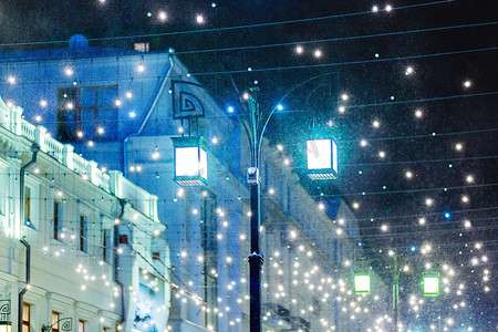 暴风雪肆虐街头灯笼。