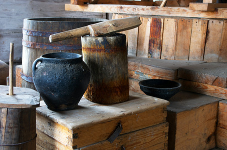 古老的家庭场景与复古陶器