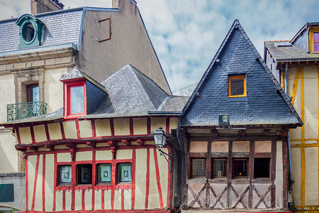 布列塔尼摄影照片_布列塔尼 (布列塔尼) 瓦讷 (Vannes) 的旧半木结构彩色房屋