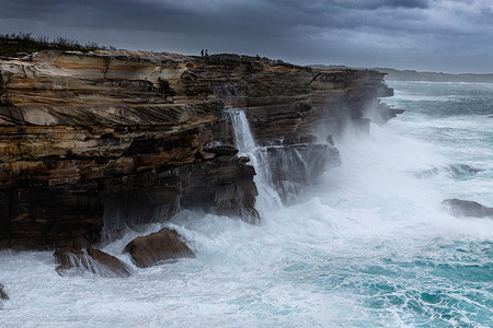 巨大的海浪冲击着悉尼的悬崖