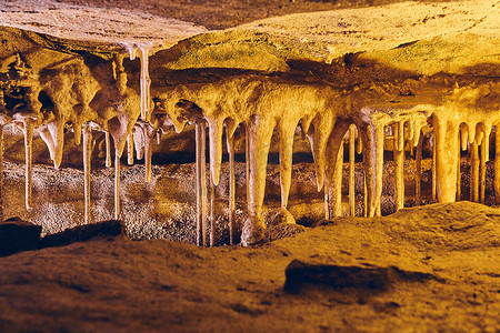 相亲指南摄影照片_美国中西部洞穴的特写，有钟乳石岩层