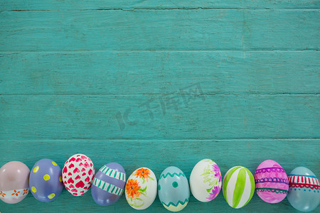 彩绘花卉摄影照片_木表面上的彩绘复活节彩蛋