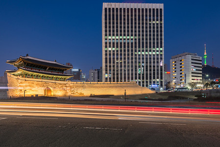 古代大门摄影照片_韩国，韩国首尔南大门的交通变得模糊