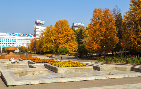 阿拉木图——城市的金色秋天
