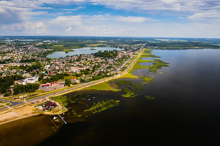 景观顶视图摄影照片_白俄罗斯维捷布斯克地区夏季布拉斯拉夫市的顶视图。