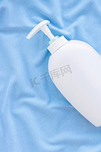 蓝丝、卫生用品和保健品上抗菌液体肥皂和洗手液模型的空白标签瓶