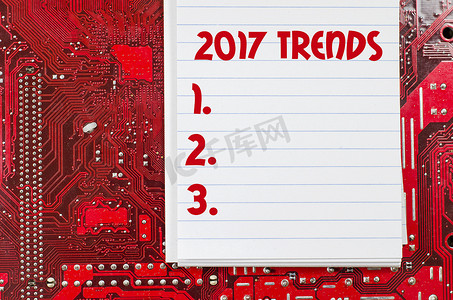 红色旧脏电脑电路板和 2017 年趋势文本概念