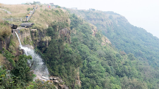 Wah Kaba 瀑布，Cherrapunji，印度梅加拉亚邦，2019 年 5 月——Wakaba 是一个层叠的瀑布，从陡峭的岩壁下降，水流稀薄，落入峡谷，周围峡谷的美景尽收眼底。