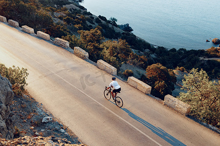 骑自行车者在沿海公路上骑自行车