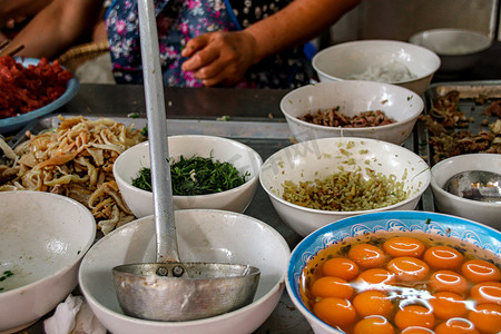 出售传统越南面条或河粉的街头小吃摊