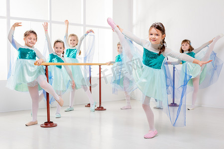 练习芭蕾的小女孩