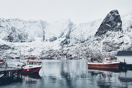 挪威罗弗敦群岛 Hamnoy 渔村的船只