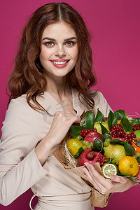 原创画册摄影照片_漂亮女人亮妆迷人的样子一束水果粉红色背景
