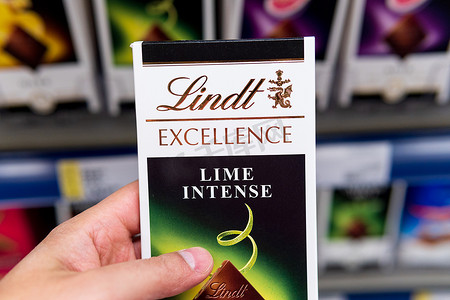 俄罗斯秋明 - 2021年6月8日：Lindt Excellence 石灰卓越巧克力棒。