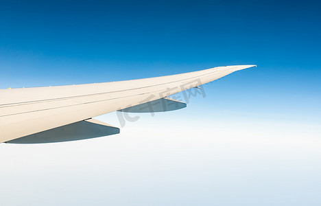 白云上的飞机机翼。