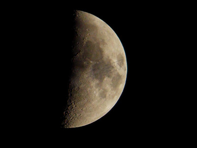 黑色月球摄影照片_月球陨石坑可见 乌克兰 28.05.2012