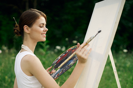 女人在户外画一幅画风景爱好创意