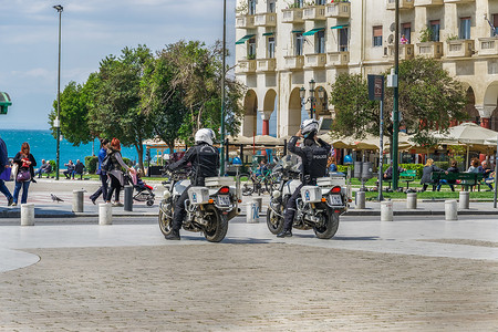 塞萨洛尼基摄影照片_塞萨洛尼基，希腊 Hellenice 骑摩托车巡逻的警察。