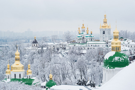 基辅洞穴修道院的冬季景观