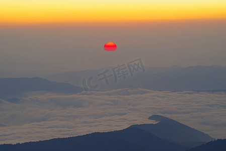 红太阳日出摄影照片_红太阳在山上的日出场景