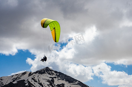 游览伞摄影照片_游览高加索山脉的格鲁吉亚部分