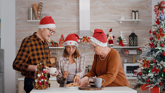 带着圣诞老人帽子的家庭一起加速圣诞假期，享受圣诞节时光