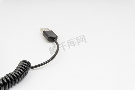 白色背景上隔离的通用充电器头或 usb 电缆