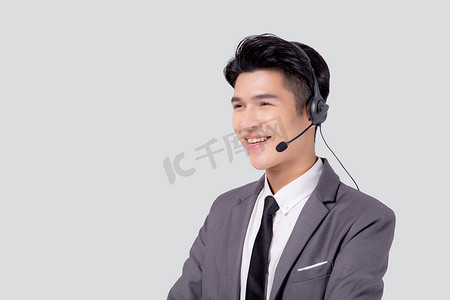 关怀热线摄影照片_肖像年轻的亚洲商人呼叫中心戴着白色背景的耳机，代理提供支持和服务，商人是客户的助理，提供电话或在线帮助热线。