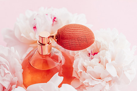 复古香水瓶作为牡丹花背景下的奢华香水产品、香水广告和美容品牌