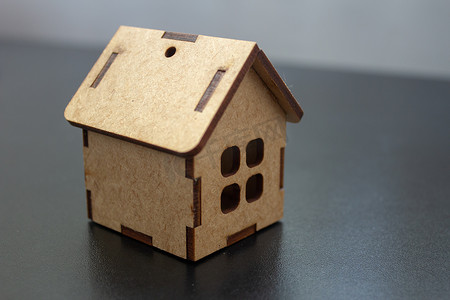 用于装饰的激光切割木头制成的小房子