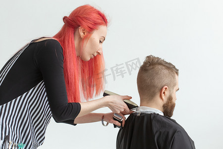 美发师、发型师和理发店概念 — 女发型师剪胡子男人