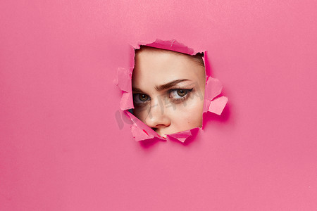 开朗的女人海报孔粉色背景和红唇