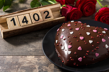 心形蛋糕和红玫瑰