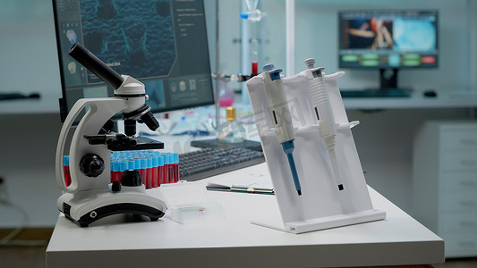 科学微量移液器和显微镜在实验室
