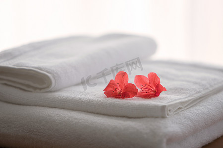 一些毛巾上有两朵红杜鹃花