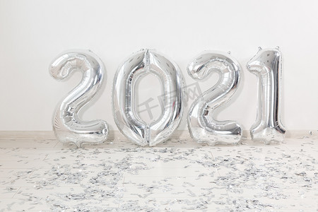 气球的2021摄影照片_白色背景上的银色 2021 年气球。