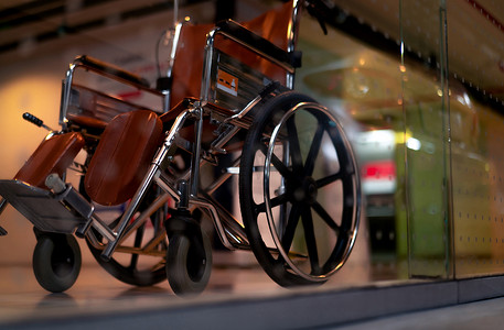 医院电梯摄影照片_私立医院电梯附近模糊的空轮椅供服务