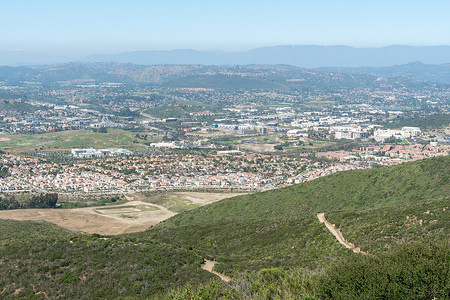 圣马科斯双峰公园周围上层中产阶级社区的鸟瞰图